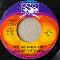 Peggy Scott & Jo Jo Benson : Pickin' Wild Mountain Berries (7", Pit)