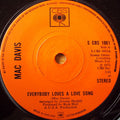 Mac Davis : Everybody Loves A Love Song (7", Sol)