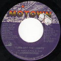 Commodores : Turn Off The Lights (7", Single)