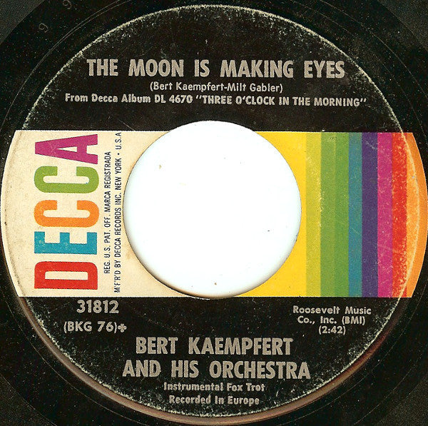 Bert Kaempfert & His Orchestra : Moon Over Naples / The Moon Is Making Eyes (7", Single, Glo)