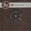 Simon Harris : Here Comes That Sound (7", Single)