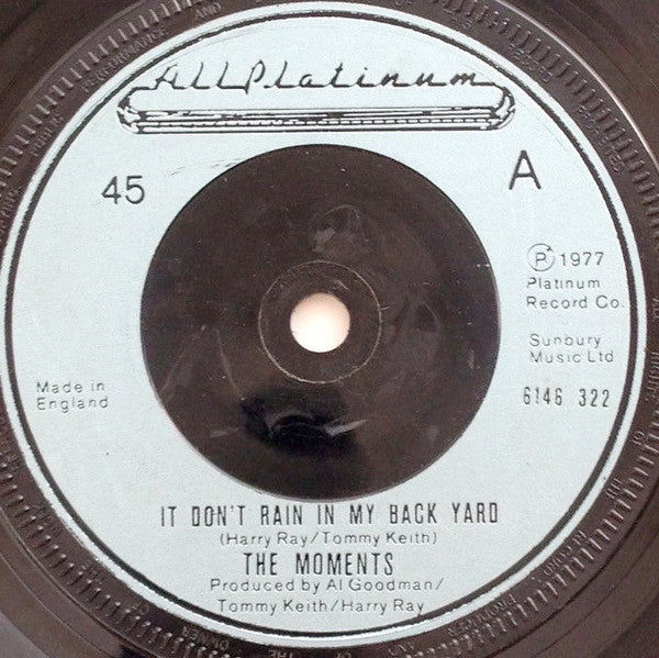The Moments : It Don't Rain In My Back Yard (7", Single, Sol)