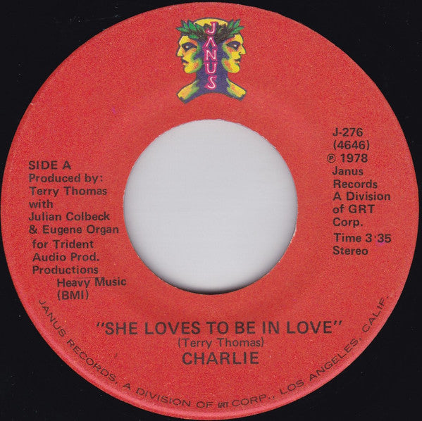 Charlie (5) : She Loves To Be In Love (7", Single)