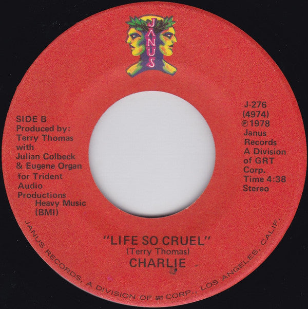 Charlie (5) : She Loves To Be In Love (7", Single)