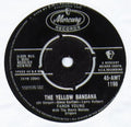 Faron Young With The Merry Melody Singers : The Yellow Bandana (7", Single)