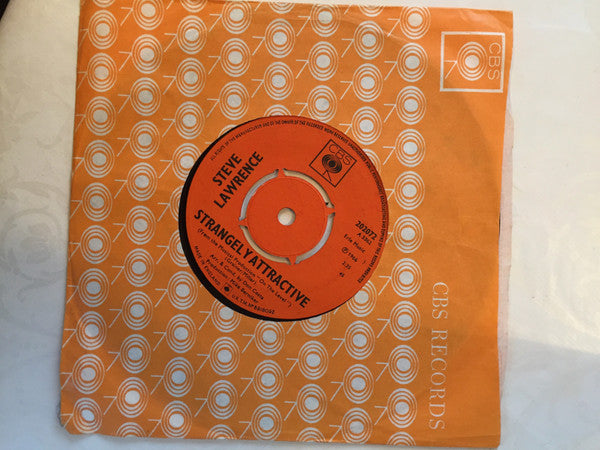 Steve Lawrence (2) : Strangely Attractive (7", Single, Mono)